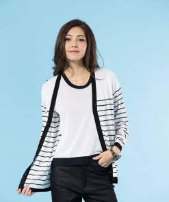 91603黑白條紋的長版針織外套,採用的是木質纖維縲縈Rayon,簡單搭配黑色或是白色棉褲,就可以有亮眼的穿衣效果