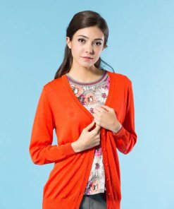 91607 素色長版針織外套的橘色。針織外套採用縲縈Rayon,天然木質纖維的設計,穿起來舒適涼爽